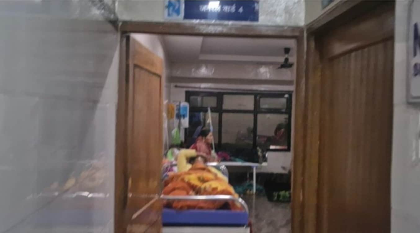 अस्पताल में घायल महिला