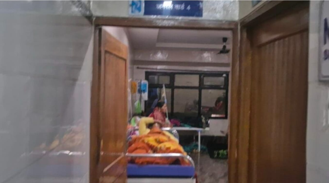 अस्पताल में घायल महिला