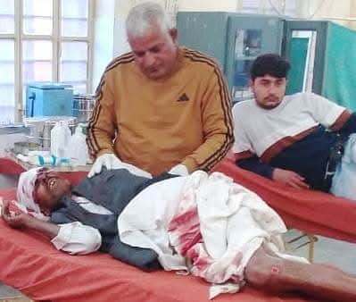 अस्पताल में इलाजरत बुजुर्ग किसान लक्ष्मण