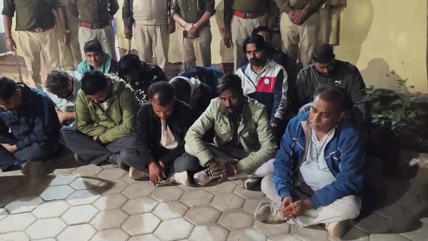 जुए के अड्डे पर पुलिस का छापा, 14 जुआरी गिरफ्तार