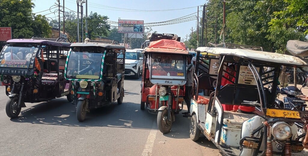 The arbitrariness of e-rickshaw drivers is causing traffic jams in the city.