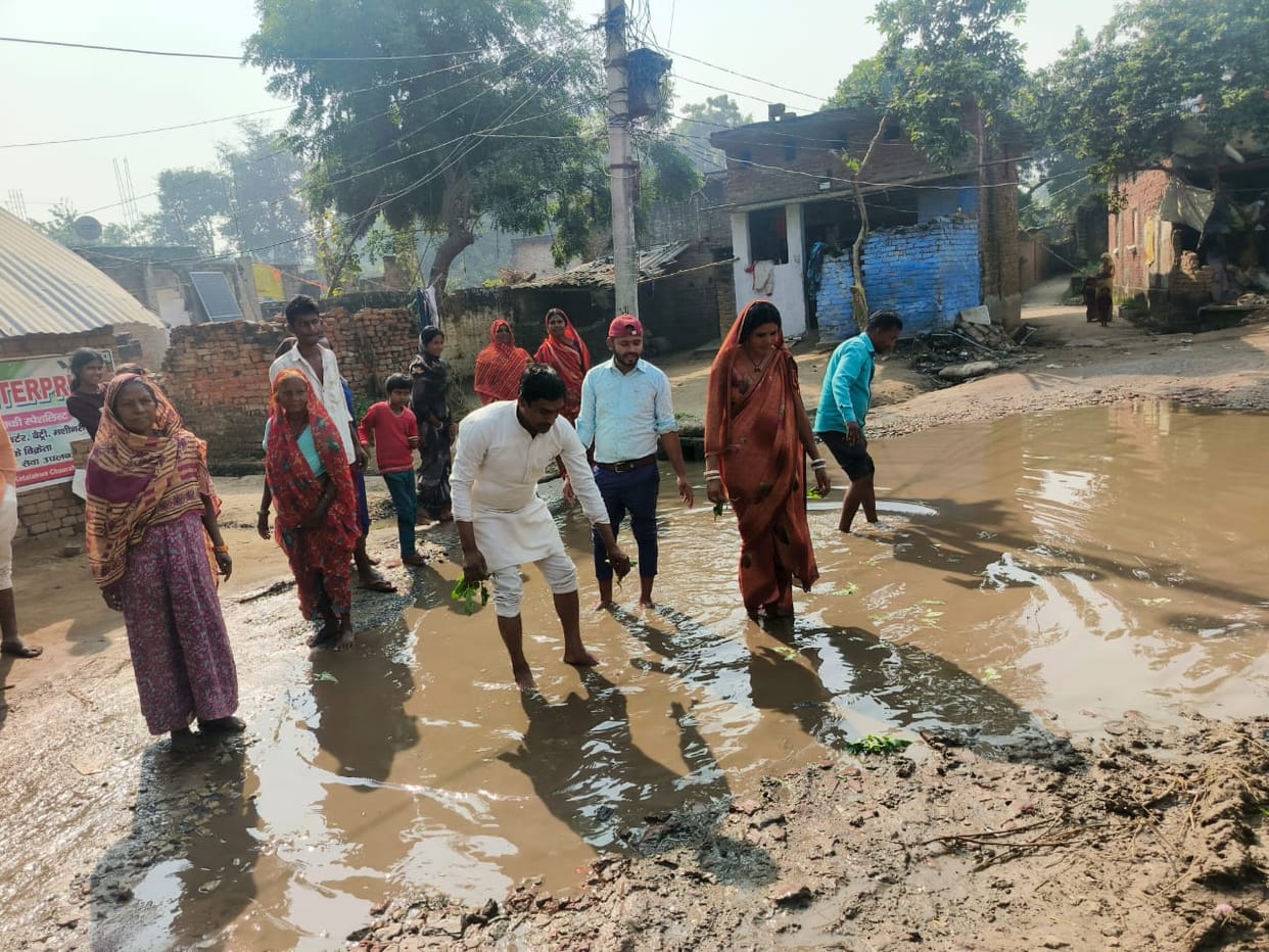 Water filled on the paved road... expressed anger by sowing mustard and wheat