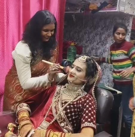 Beauty parlors are busy, demand for Korean makeup increased
