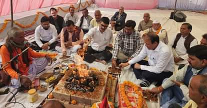 The hooter signaled the sugar mill to start functioning.