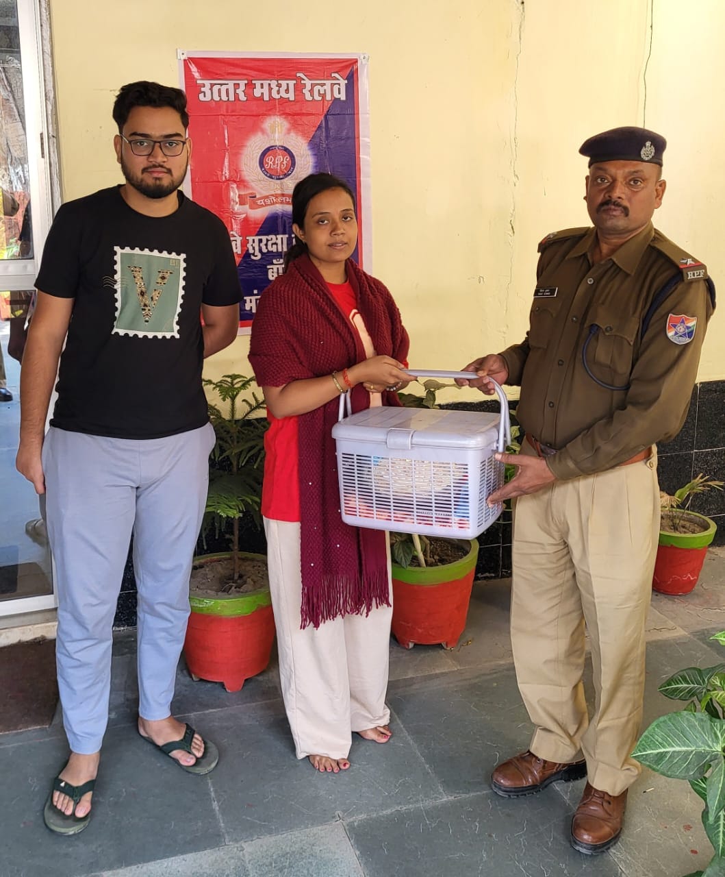 Laddu Gopal left on the platform, found in the police station the next day