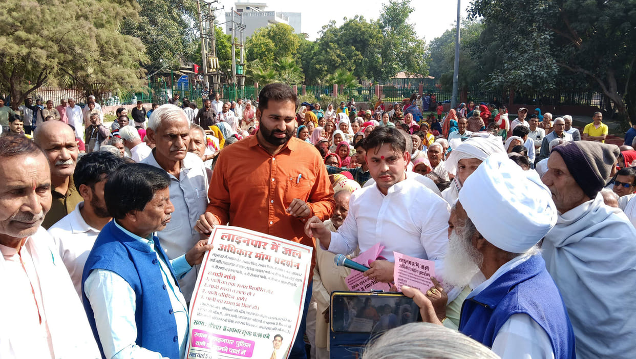Residents of Linepar said that dirty water is coming into their homes and the supply time is also not fixed.