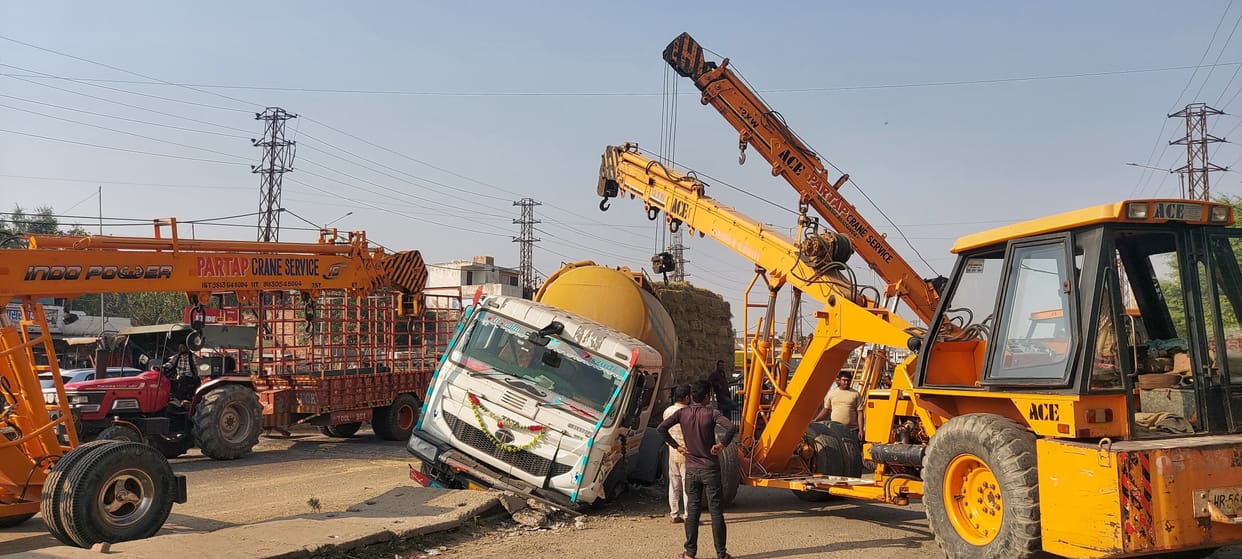 Truck filled with ashes went out of control and entered drain, accident averted