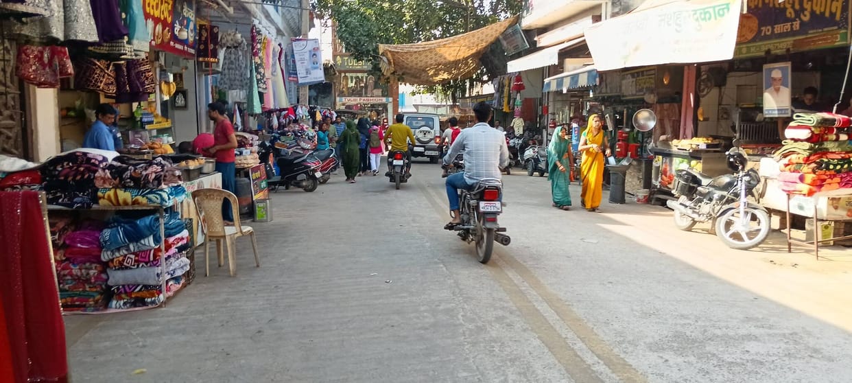 Due to the laxity of the Municipal Corporation, encroachment has increased in the city, there is traffic jam every 100 meters