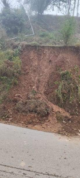 A pipeline wheel broke in Kandyana, causing water to flow on the road for hours.