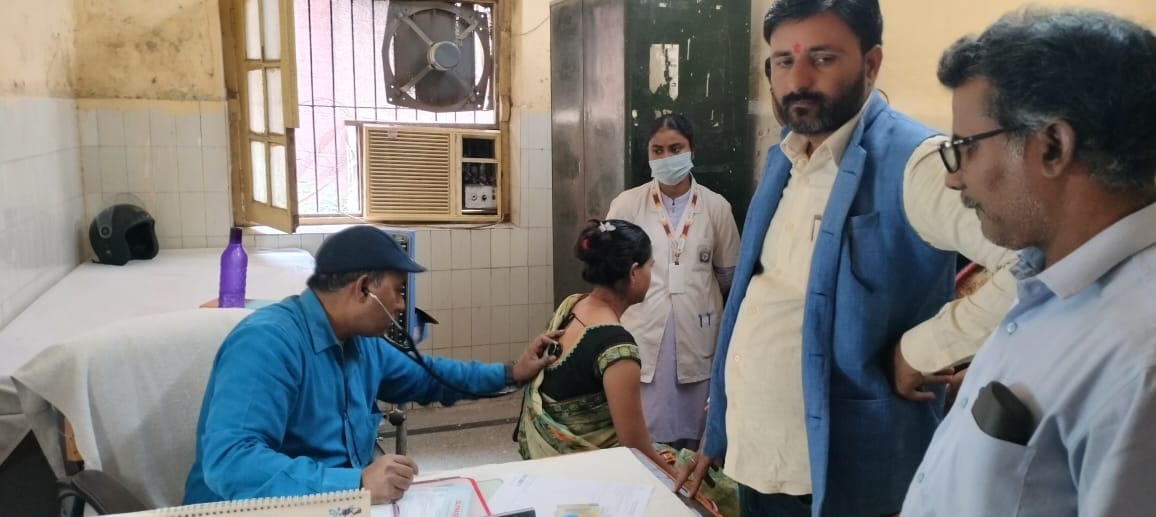 Due to the change in weather, the number of patients suffering from burning sensation in eyes and sore throat is increasing.
