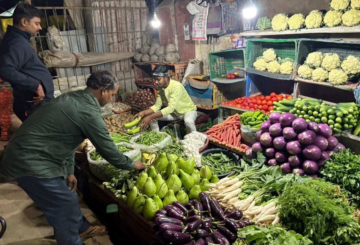 The prices of green vegetables are sky high, customers are returning after asking the price.