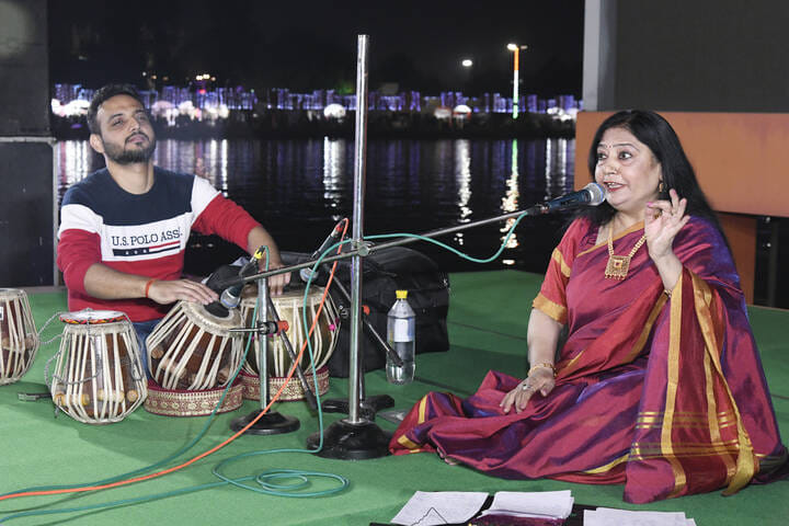 On the second day of the festival, religious and social organizations performed evening Maha Aarti.