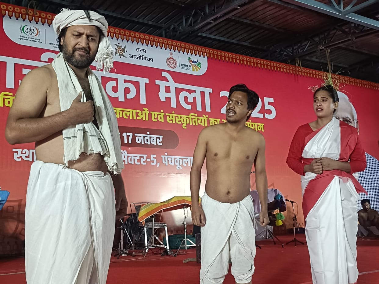 Artists brought alive the story of Birsa Munda's struggle, courage and the Ulgulan revolution at the Aajeevika Saras Mela.