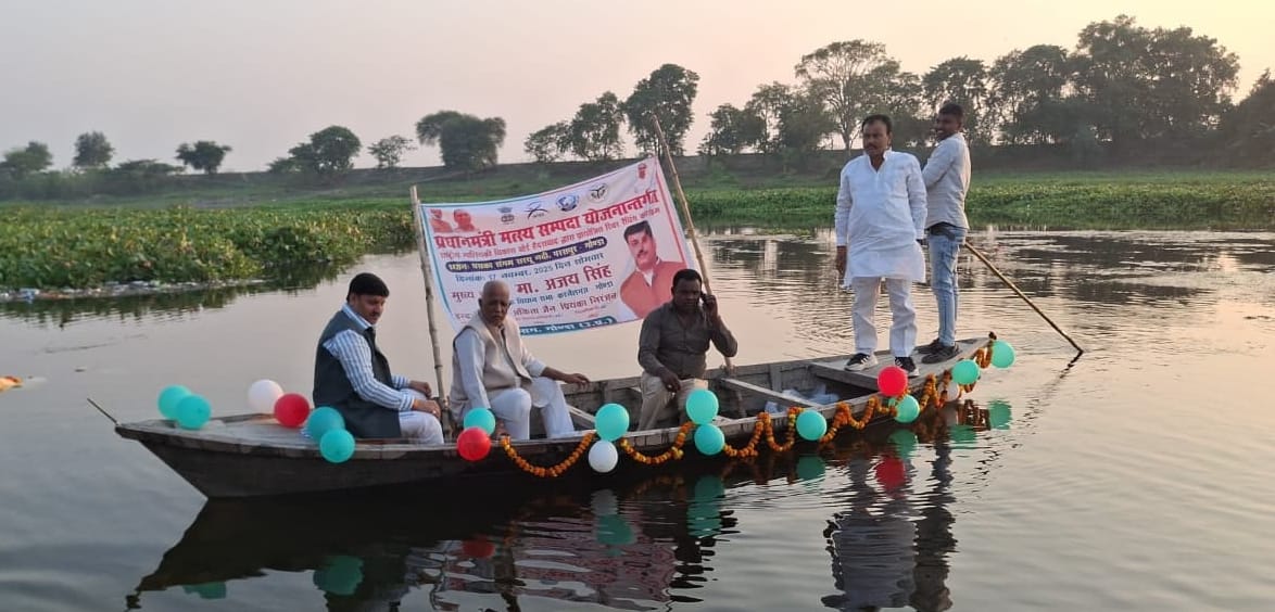 Two lakh fish fry were released at the banks of the Paska confluence of the Saryu River