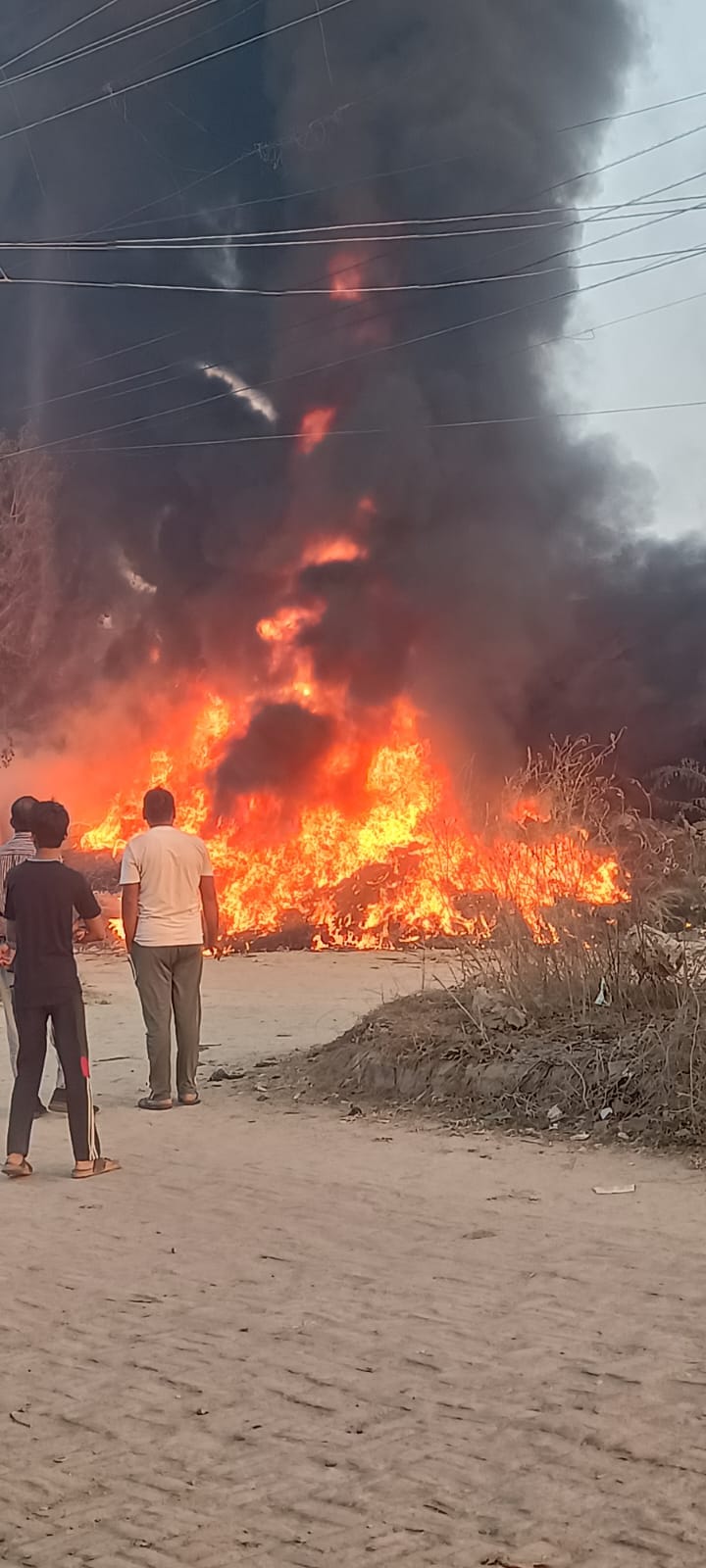 A massive fire broke out in a scrap warehouse on Fatehullahpur 100 Feet Road.