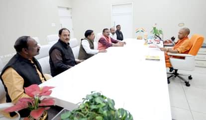 लखनऊ में मुख्यमंत्री से मिलकर समस्या रखते विधायक और प्राचार्य