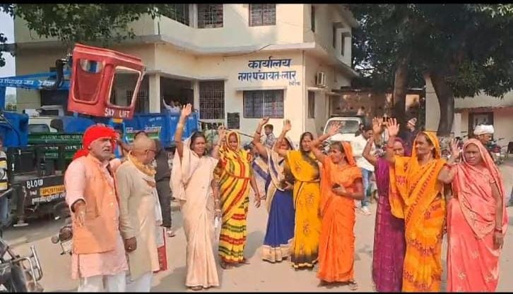Women roared in the Nagar Panchayat for basic facilities