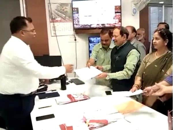 इंदौर में कलेक्टर से मिलते समाजजन