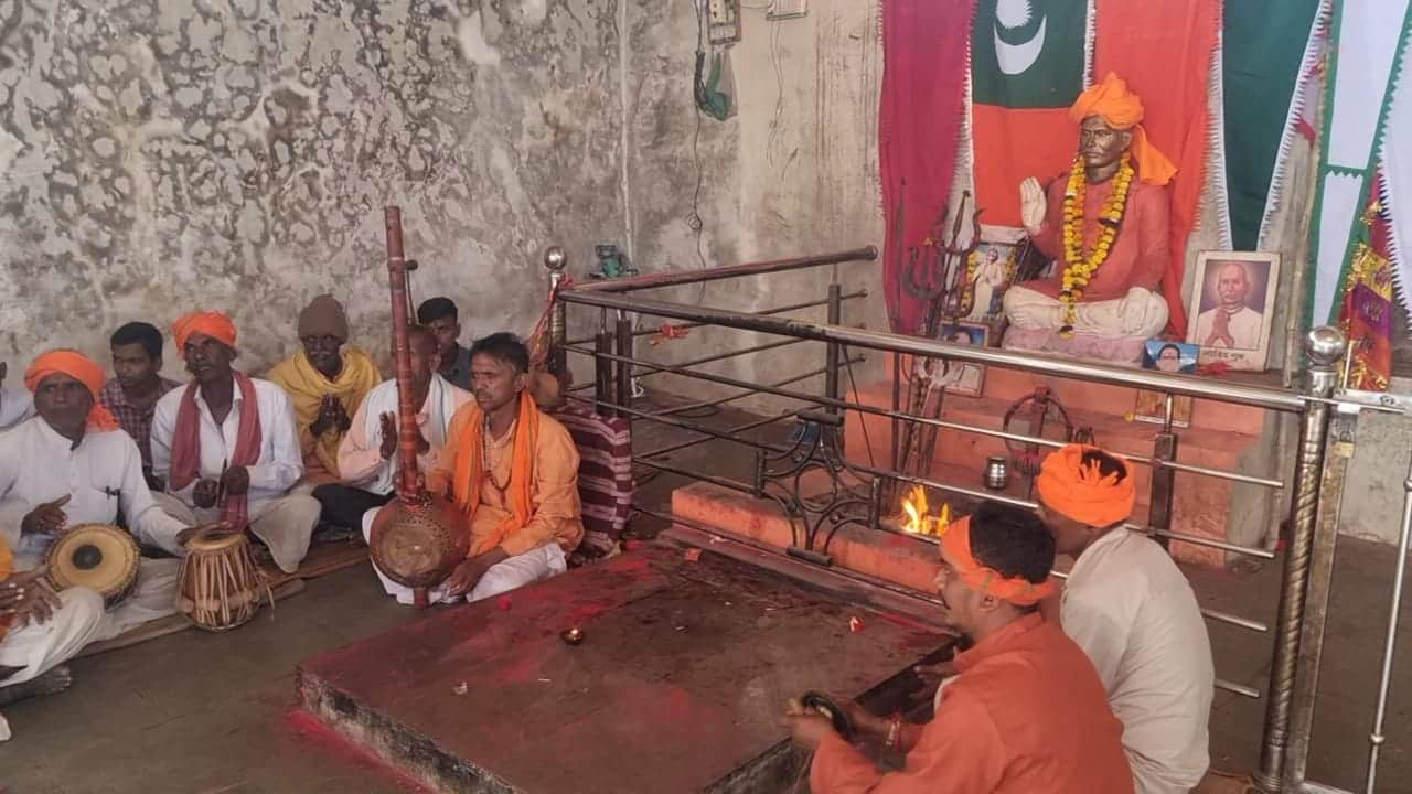 मानगढ़ की धूणी पर भजन-कीर्तन करते भक्त