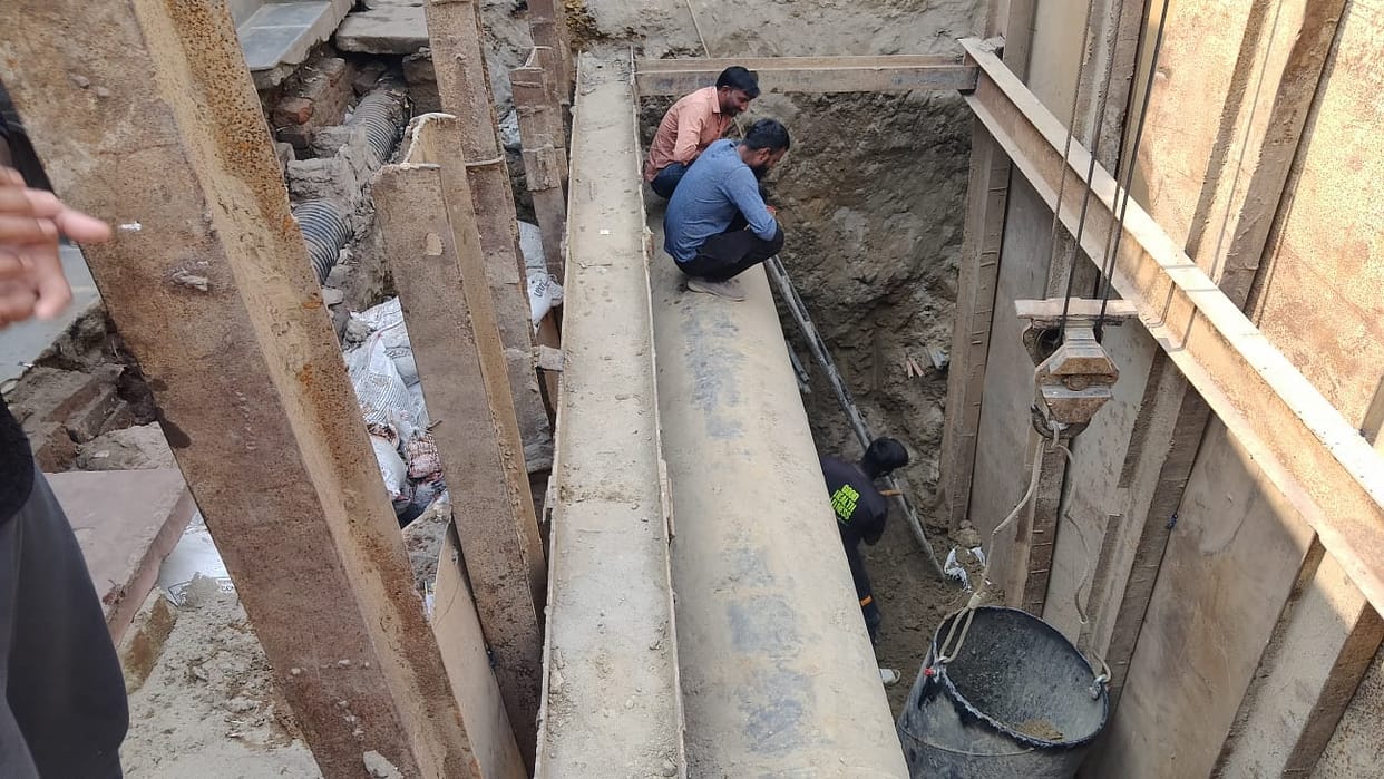 The sewer line was supposed to be completed in 2024, but now 2025 is about to pass, and traffic is getting jammed at Char Chauraha due to the road digging.