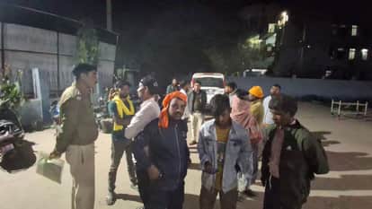 पोस्टमार्टम हाउस में जमा लोग एवं मृतक का फाइल फोटो