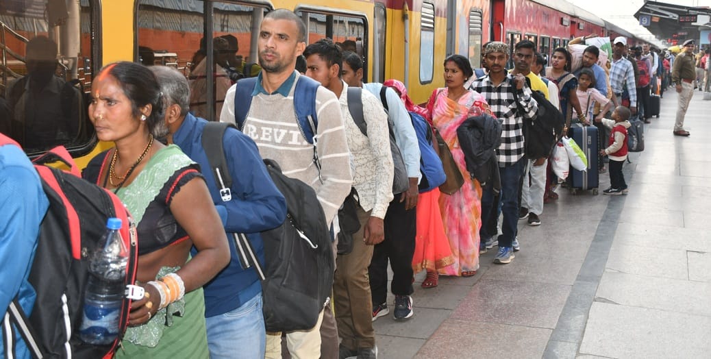 Special trains are late, passengers are worried while waiting