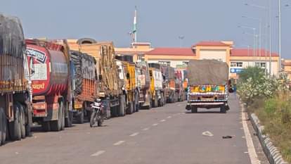 Truck drivers were on strike for 10 hours and left for Nepal in the afternoon.