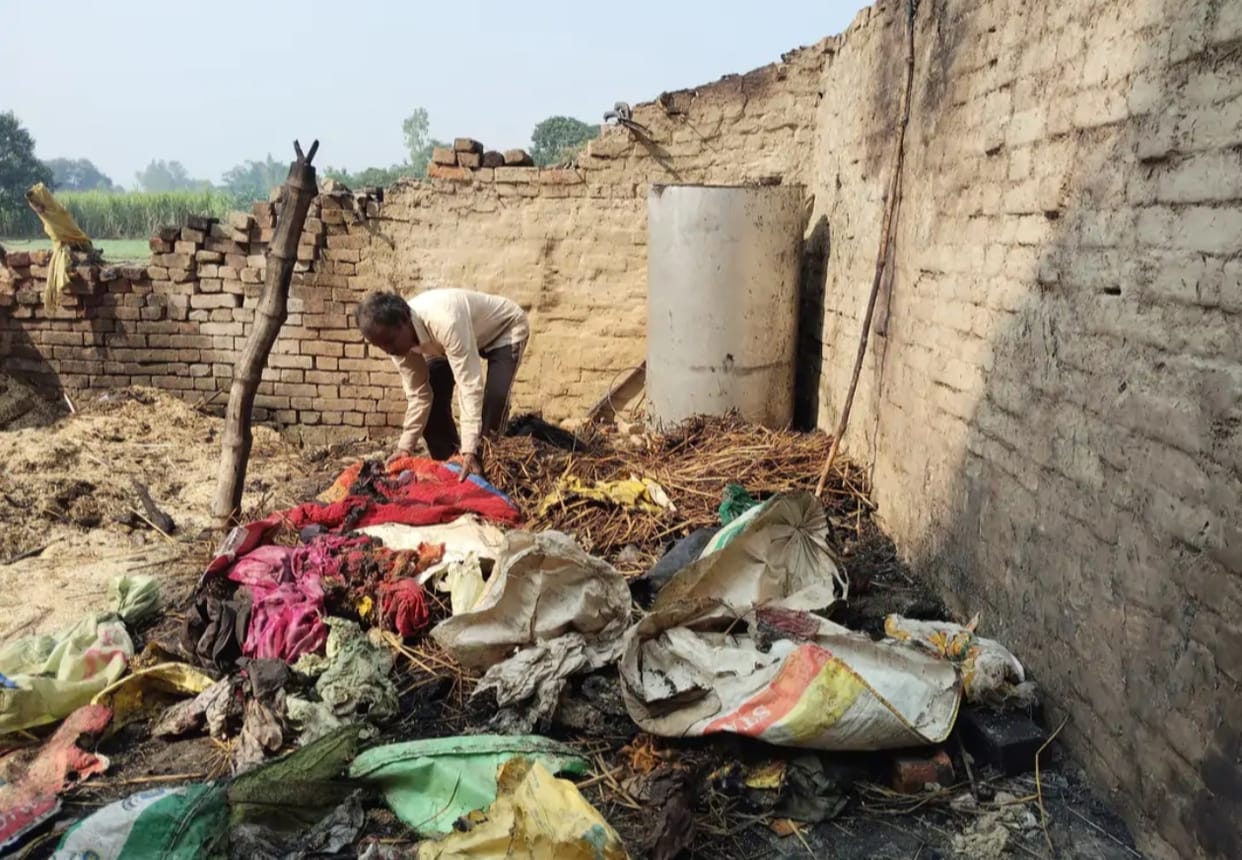 A residential hut in Mahua village caught fire, burning household items.