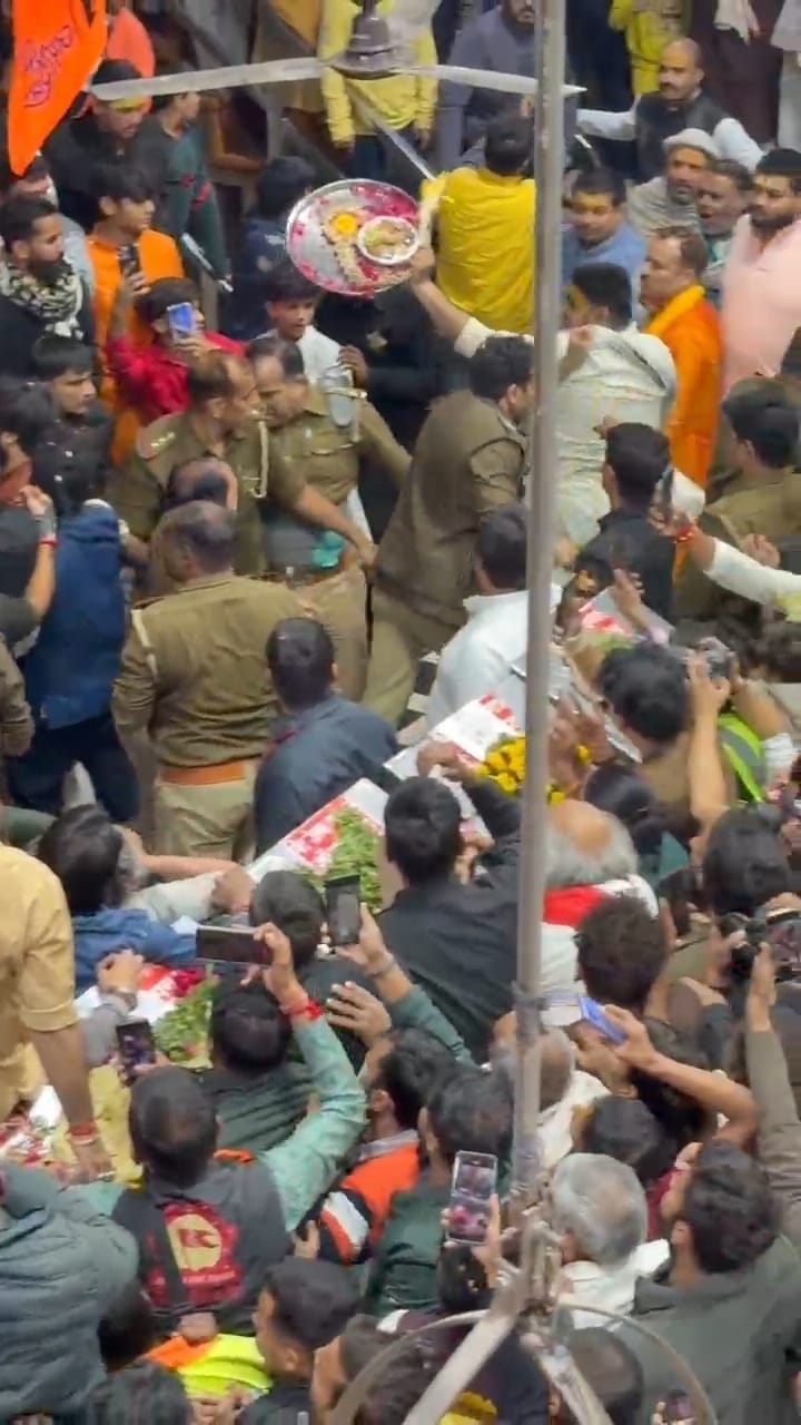 At the Banke Bihari Temple, police mistreated religious leaders accompanying Dhirendra Shastri.