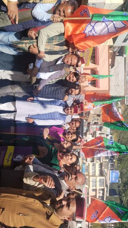 BJP distributes sweets in Dharmapur to celebrate BJP distributes sweets in Dharmapur to celebrate NDA's victory in BiharNDA's victory in Bihar