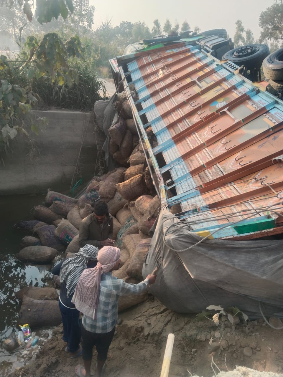 Another accident on the alternative route in Kotla Khurd, a truck loaded with potatoes overturned, causing loss of lakhs.