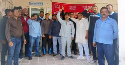 Train managers expressed anger and demanded dearness allowance.