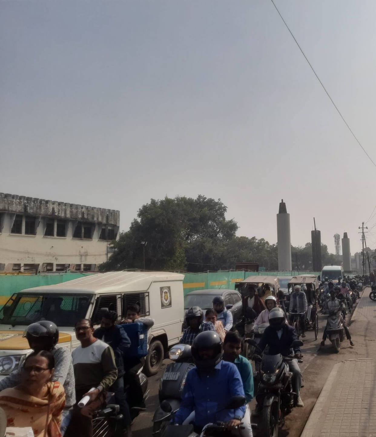 MG Road witnesses long traffic jam during school closing time