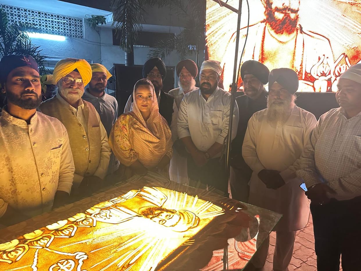Depicts the saga of courage and sacrifice of Guru Tegh Bahadur