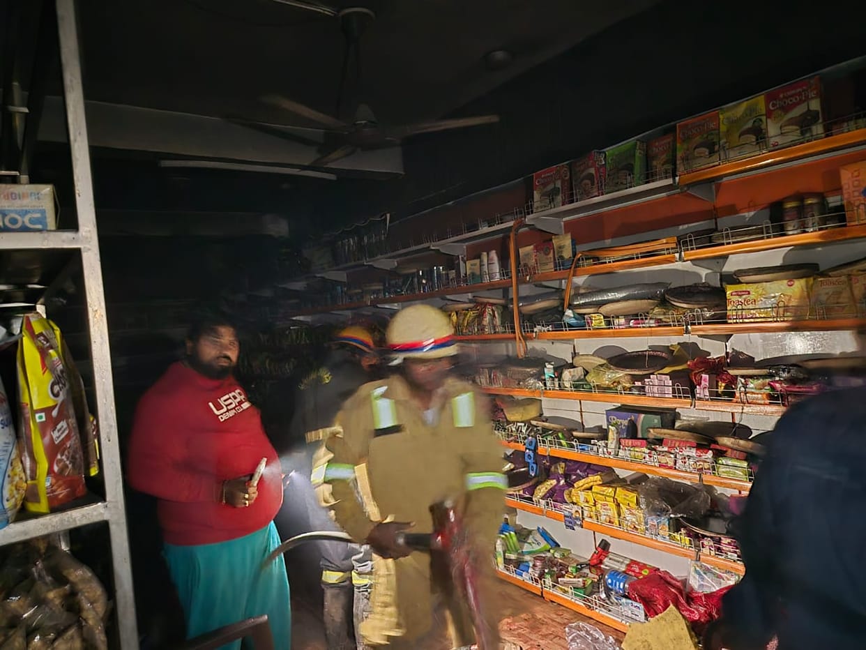 After the restaurant, a fire broke out in a supermarket in Gorakhpur, burning goods worth lakhs.