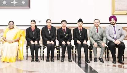 Children of Golden Flower School met the President