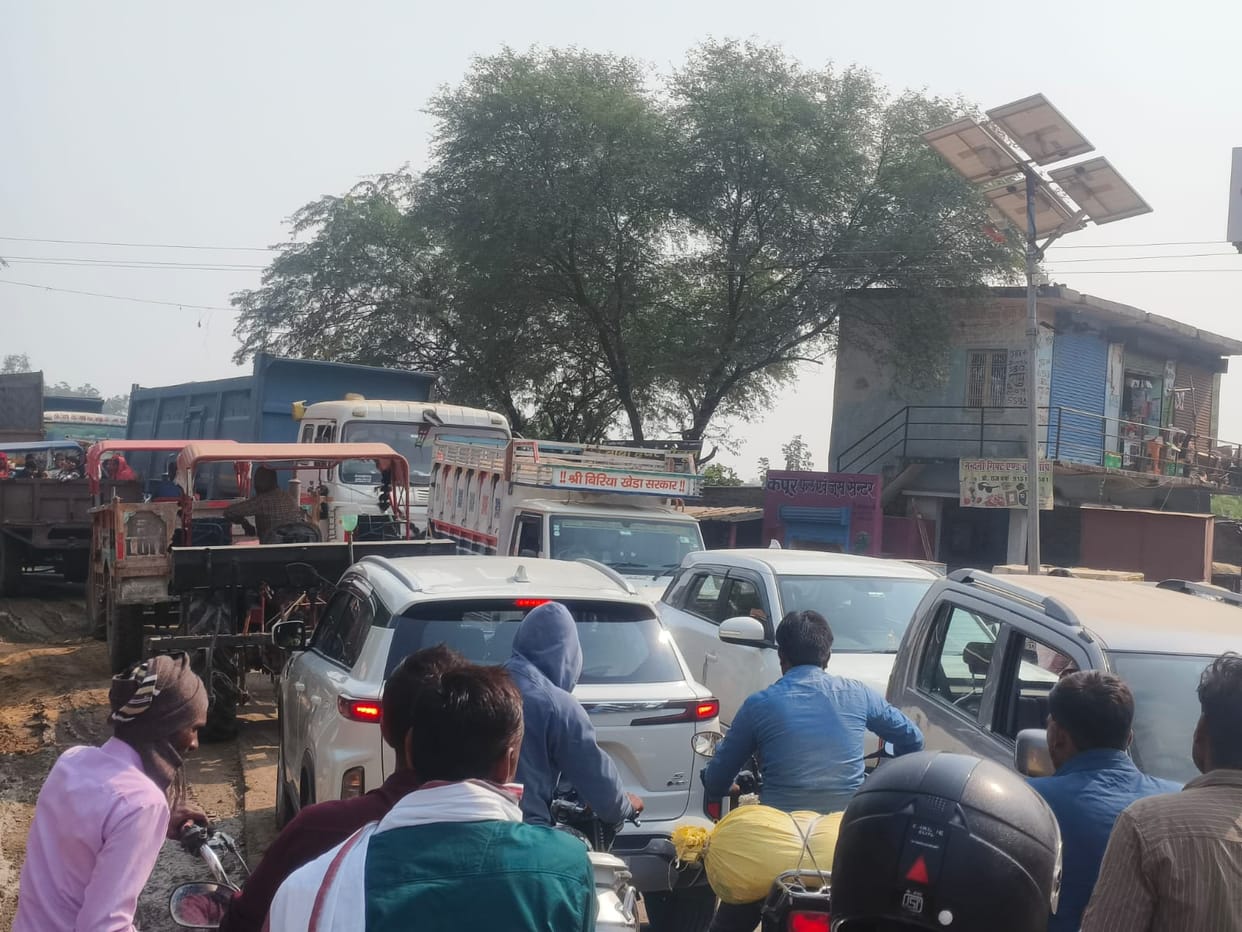 Frequent closure of the gate on the Aata-Itaura road caused heavy traffic jams