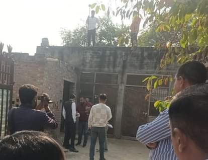 The health inspector climbed onto the roof and threatened to commit suicide; the team that went to free the possession returned empty-handed.