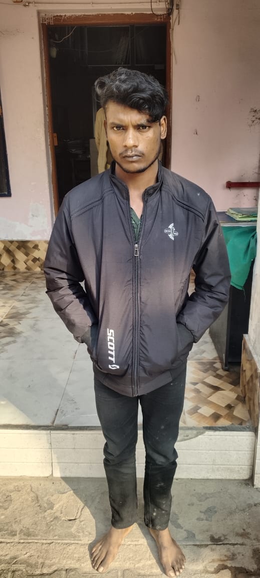 The accused pushed the home guard at the gate of the district jail and ran away, the constable was suspended.