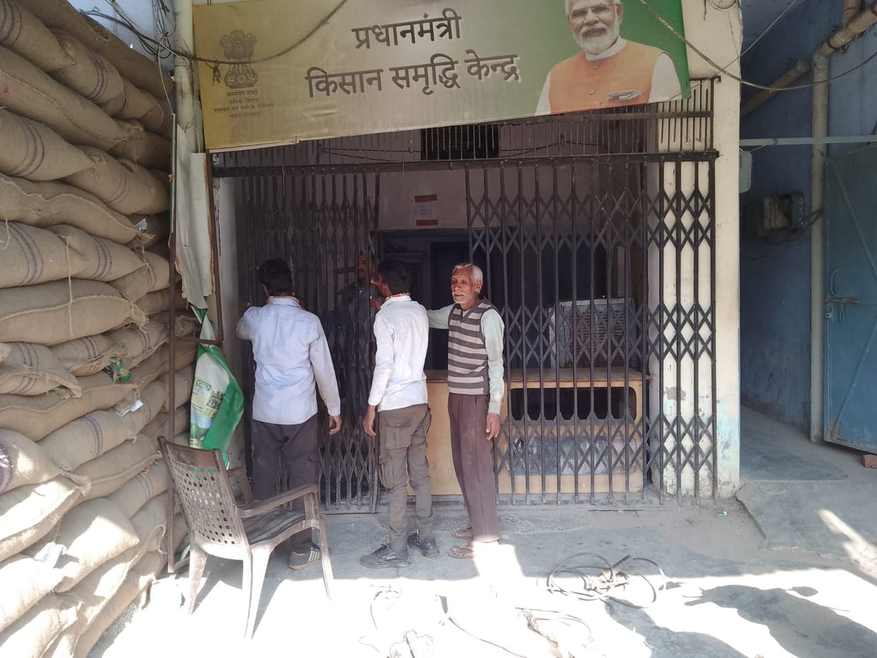Fertilizer distribution stopped for five days, farmers facing problems in irrigation