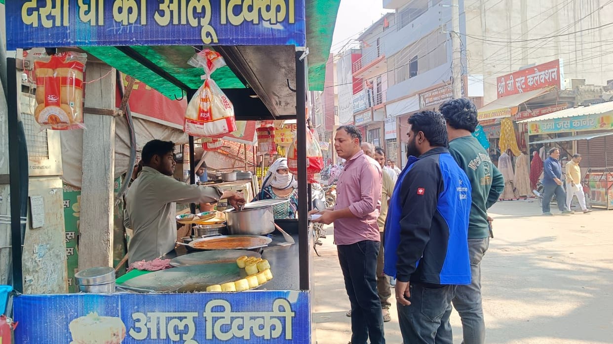 Encroachment removal drive by the Municipal Corporation has slowed down, the road is again occupied
