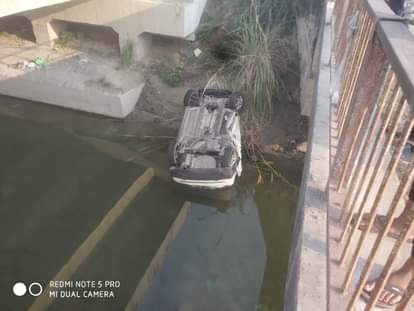 Pharmacist dies after car hits railing and falls into canal