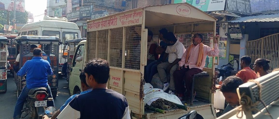 Ambulance stuck in traffic jam, patient's family pleaded, vehicle occupants refused to budge