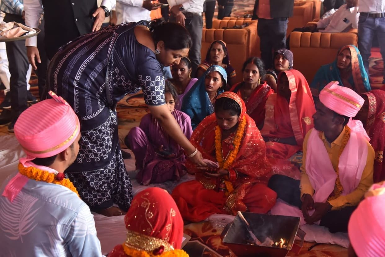 135 couples got married