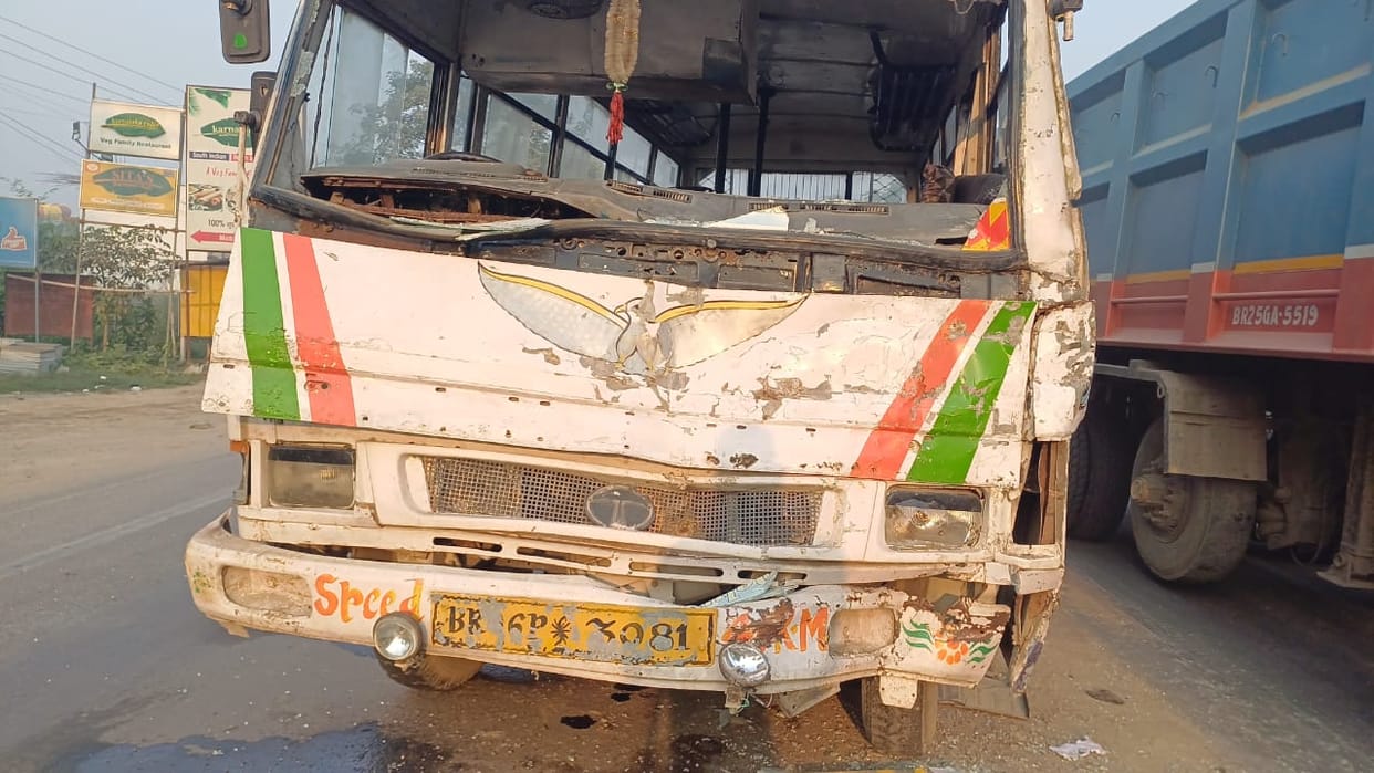 Muzaffarpur Bihar news : bsap police van collied with truck jawan injured all return after election