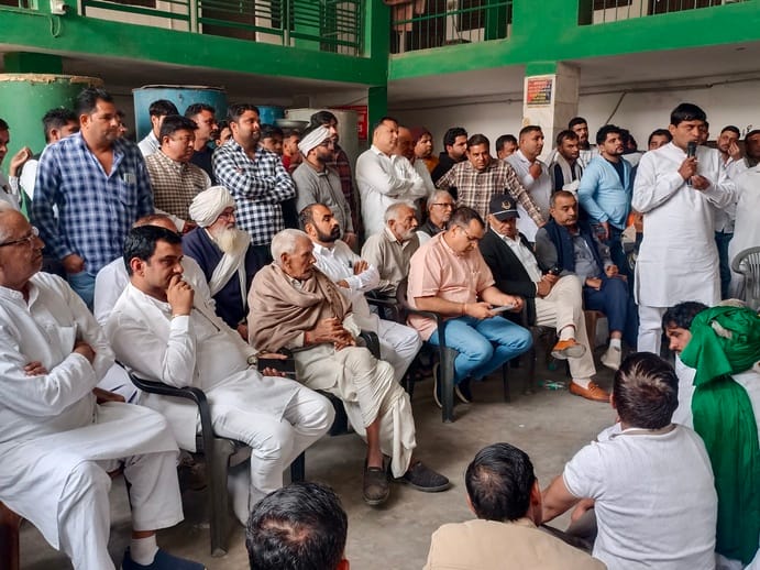 Amidst uproar and protests, Dilbag Kisan Bhawan of Binjhaul was made the district head and Bintu Malik of Ugra Khedi was made the youth head.