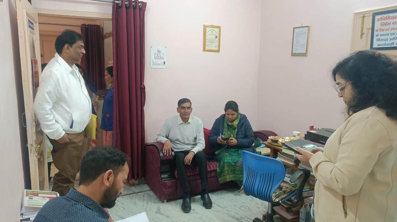 कोटद्वार में जौनपुर स्थित अल्ट्रा साउंड सेंटर का निरीक्षण करती स्वास्थ्य विभाग व तहसील प्रशासन