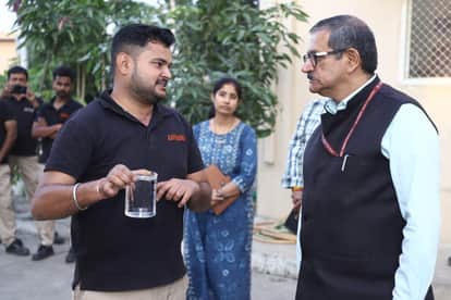 Union Additional Secretary Vikram Udyogpuri reached, surprised by the technology of cleaning dirty water