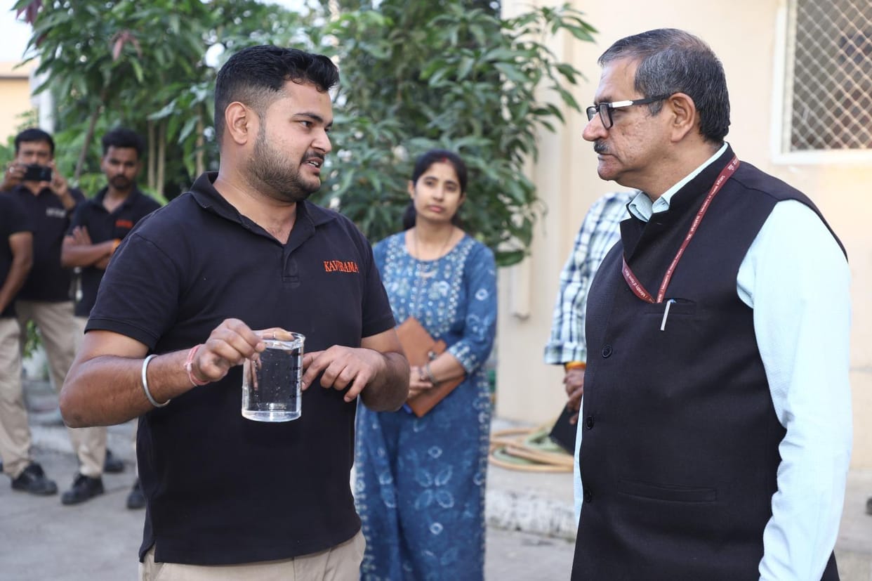 Union Additional Secretary Vikram Udyogpuri reached, surprised by the technology of cleaning dirty water