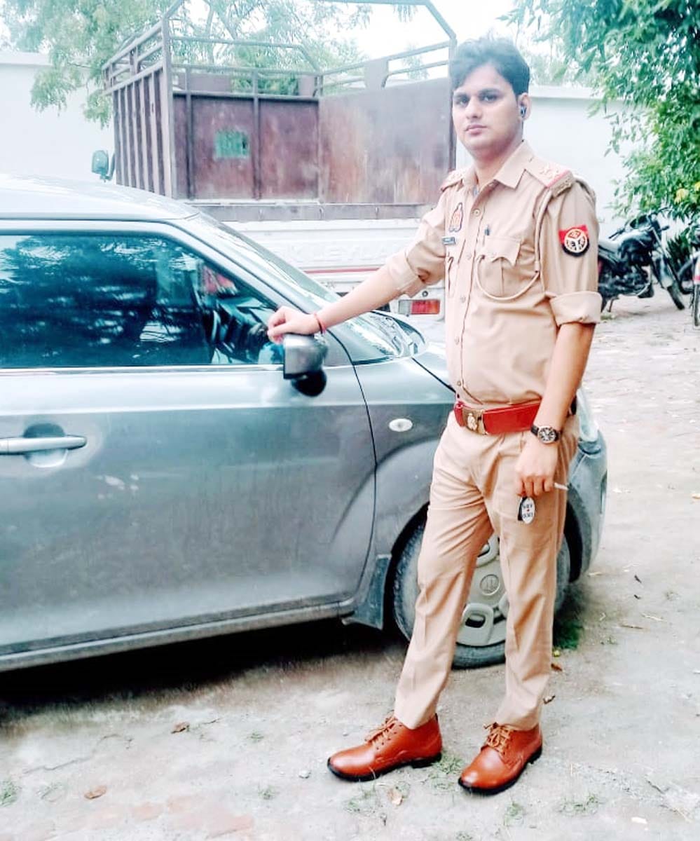 A fake inspector living on rent in the house of a Nagar Panchayat member was caught in Khutar.